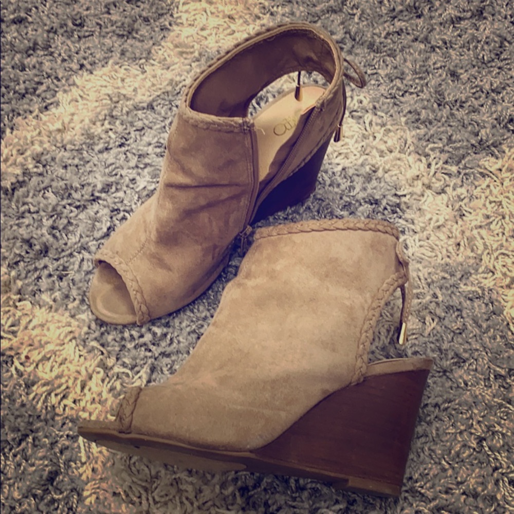 Side Zip Peep-toe Wedge